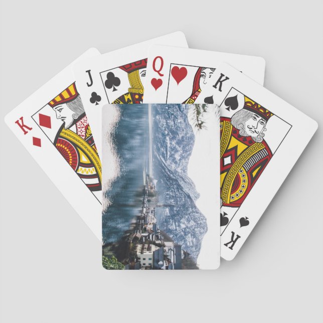 Utsikt över sjö och snöiga berg casinokort (Baksidan)