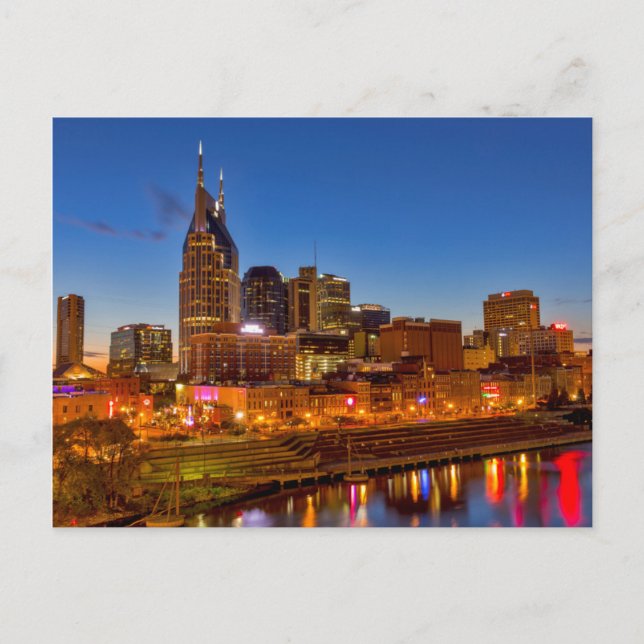 Utsikt över stadens siluett vid skymning vykort (Framsida)