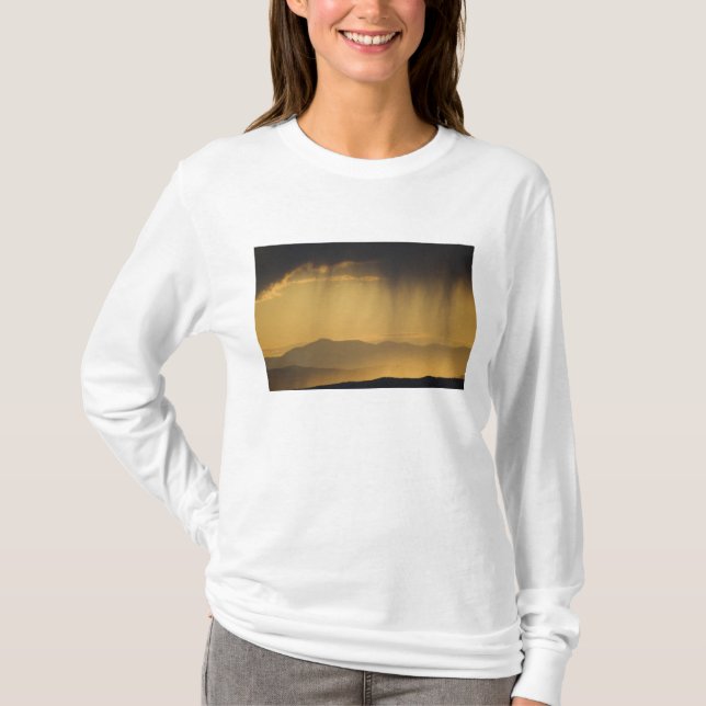Utsikt över successiva kullar längs Top of T-shirt (Framsida)