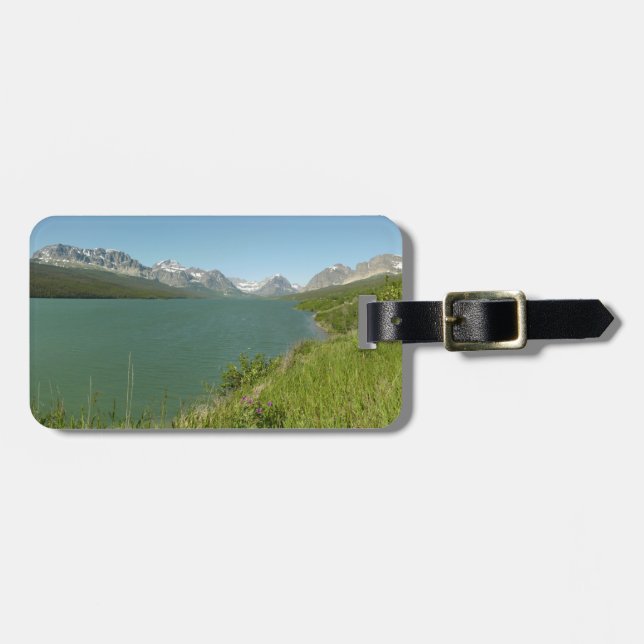 Utsikt över Swiftcurrent Lake vid Glacier National Bagagebricka (Horisontell Framsida)