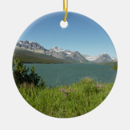 Utsikt över Swiftcurrent Lake vid Glacier National Julgransprydnad Keramik