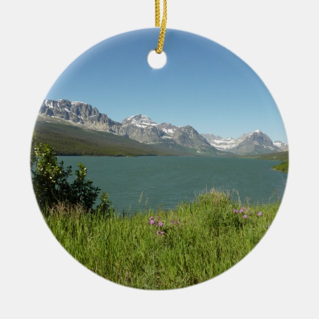 Utsikt över Swiftcurrent Lake vid Glacier National Julgransprydnad Keramik (Framsidan)