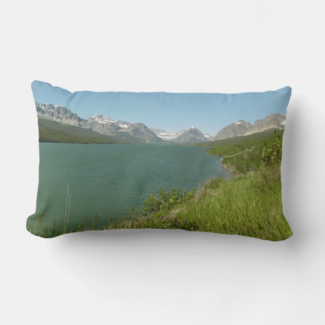 Utsikt över Swiftcurrent Lake vid Glacier National Lumbarkudde (Framsida)