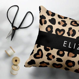 Utskrift av djur, rå leopard, örter, ditt namn prydnadskudde