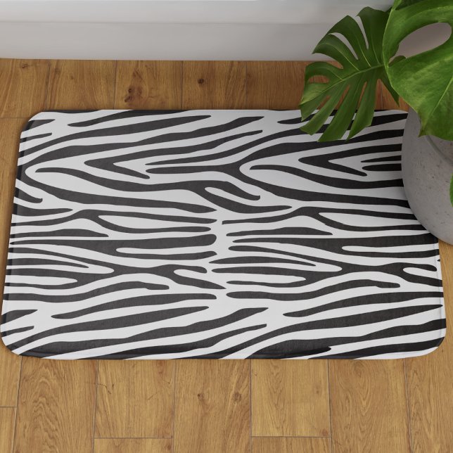 Utskrift av stor badplatta på zebra ränder badrumsmatta (Cute black and white zebra stripes bath mat with safari vibes!)