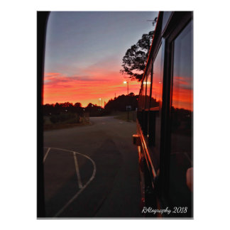 Utskrift, soluppgångsreflektion från skolbuss fototryck