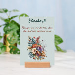 Utskriftstecken för grönt av frukost, blommigt och<br><div class="desc">Överraska din fru för din årsdag med en gåva som är lika unik som din kärlek-historia! Den här blommigten som fångar upp öga har en fantastisk kombination av grönt och kopparrost, personlig med namn och ett speciellt budskap från dig. Den vackra designen är parad med ett bekvämt hållarstativ av trä,...</div>