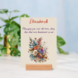 Utskriftstecken för orange av frukost, blommigt oc<br><div class="desc">Överraska din fru för din årsdag med en gåva som är lika unik som din kärlek-historia! Den här blommigten som fångar upp öga har en fantastisk kombination av orange och lila blommar, personlig med hennes namn och ett speciellt budskap från dig. Den vackra designen är parad med ett bekvämt hållarstativ...</div>
