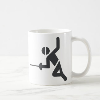 Utsmyckad mugg med fäktningsymbol