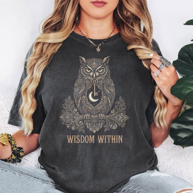 Utsmyckad Uggle Nyckel Måne Visdom Design T Shirt (Skapare uppladdad)