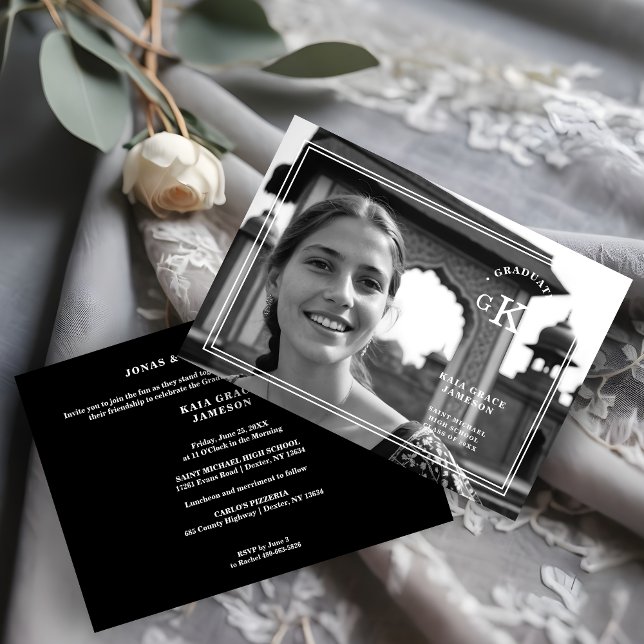 Utsökt Svart & Vitt Stilsäkert Chic Foto Examen Inbjudningar (Exquisite Black & White Stylish Chic Photo Grad Initials Modern Calligraphy Invitation Card. )