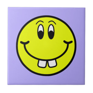Utstående tänder som ler ansikteEmoji det Kakelplatta
