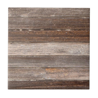 Utvändig vägg av gammalt vilt trä från ett lantgår kakelplatta