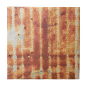 Utvändig vägg i mycket rå Metall i ett landsbygdso Kakelplatta