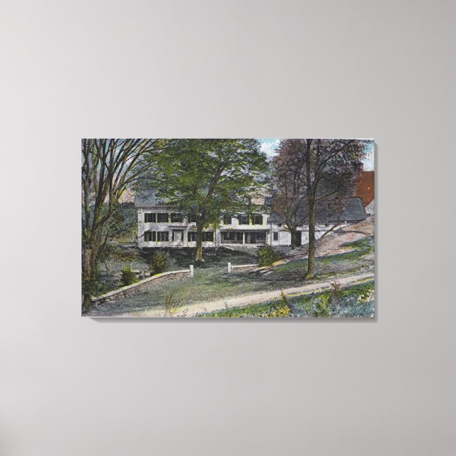 Utvändig vy över Bredskalleklippens gårdshus Canvastryck (Framsida)