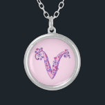 V dekorativt brev-halsband i monogram silverpläterat halsband<br><div class="desc">Söt brev V-monogramvägare. Det vimska brev-teckning i det inledande huvudmålet brev V för presentflickor med ett namn som börjar med ett V. Bakgrund färg kan ändras om det behövs,  för närvarande ljust rosa. © Original teckning och design av Sarah Trett www.sarahtrett.com för www.mylittleeden.com</div>