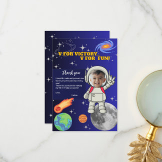 V För Victory V För Kul Astronaut Pojke Födelsedag Tack Kort