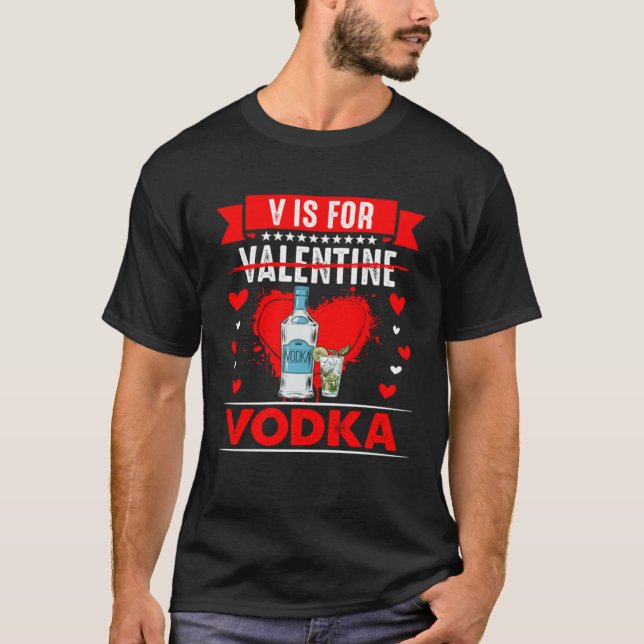 V is for Vodka  Anti Valentines Day T Shirt (Framsida)