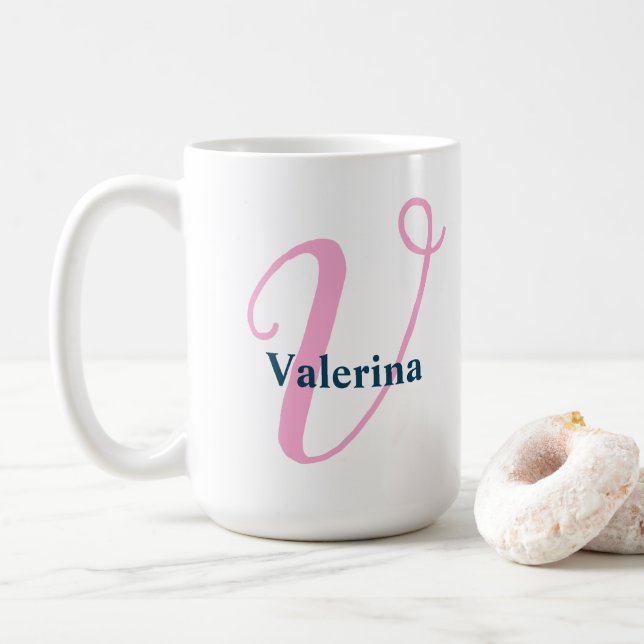 "V" Rosa Finare Script Monogram med flottan Namn Kaffemugg (Med munk)