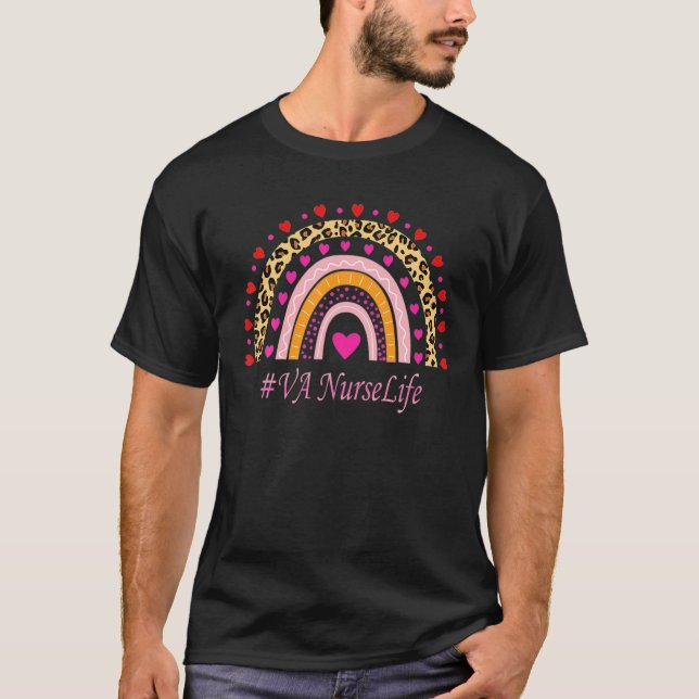 VA Sjuksköterska Leopard Regnbåge SJUKSKÖTERSKANS  T Shirt (Framsida)
