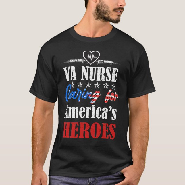 VA Sjuksköterska som vårdar Amerikas hjältar T Shirt (Framsida)