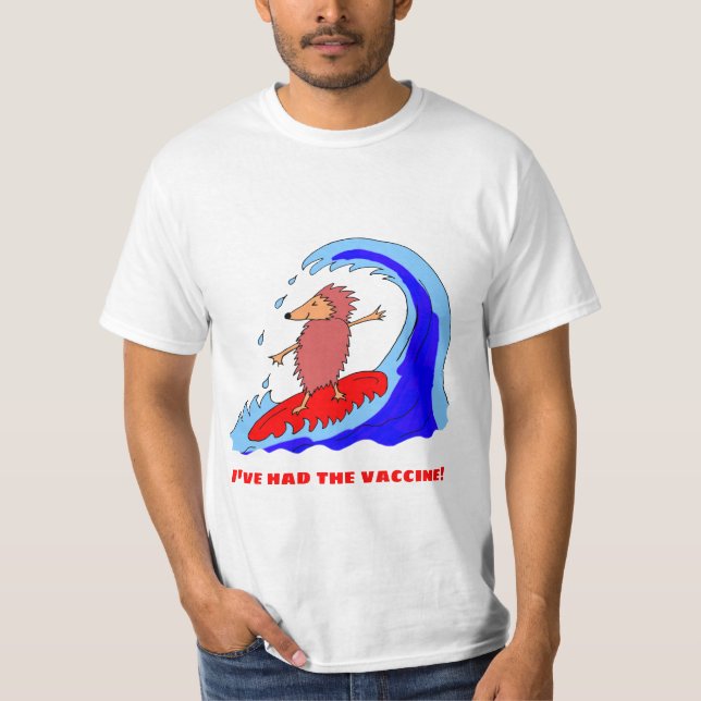 Vaccination Surfing Hedgehog T Shirt (Framsida)