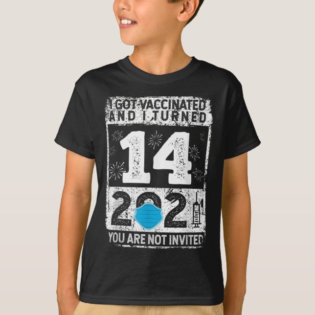 Vaccinerad Humor Graphic 2021 Birthday Quote T Shirt (Framsida)