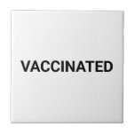 Vaccinerad svartvit minsta anpassningsbar kakelplatta<br><div class="desc">Vaccinerad keramisk platta i svart och vitt,  enkelt och minimalistiskt modernt anpassningsbar. Anpassadets svarta text,  vit heldragen plansbakgrund. Skriva ditt namn,  text eller monogram eller favorituttryck eller favoritcitat. Minsta enkla elegant stil. Svart och vitt.</div>