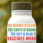 Vaccines Work Pro Vaccination Science Quote bärbar Klistermärken<br><div class="desc">Hillary Clinton citerar om vaccinering: vetenskapen är tydlig: jorden är rund,  himmel är blå,  vacciner fungerar. Ett klistermärke i rätt tid mot bakgrund av mässlingutbrotten och Covid-pandemin. Vaccinera dina barn för att förhindra spridning av sjukdomar och sjukdom.</div>