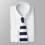 Vacitetssommar för havande av havskräfta i Färg Slips<br><div class="desc">Klassisk marin blå färgad rand mönster,  trendigets sommarstrand sjösegelör sol vibes design. Tunga har strippat nektie åt honom.</div>