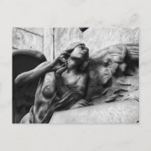 Vacker ängel med lugn blick mot himlen