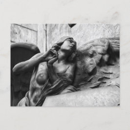 Vacker ängel med lugn blick mot himlen vykort