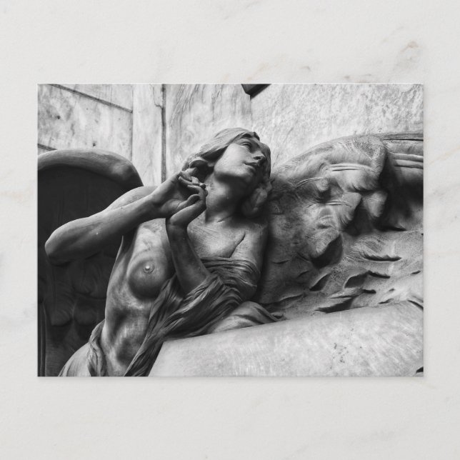 Vacker ängel med lugn blick mot himlen vykort (Framsida)