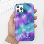Vacker Aqua Lila Tie Dye Watercolor   Namn<br><div class="desc">Det här underbara telefonfodralet har en färgstark vattenfärgsbakgrund i aqua och lila med ditt namn i ett modernt serif-teckensnitt. Det är perfekten fodral för alla som vill ha en modern, men färgstark design. Lägg till ditt namn för att anpassa den här designen. Det är också en underbar födelsedag eller helgdag...</div>