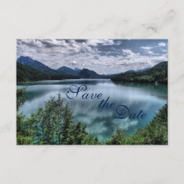 Vacker bergssjöbröllops korthåll datum sparad spara datumet