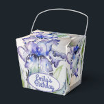 Vacker blå iris blomster födelsedagstårta förmånsl presentaskar<br><div class="desc">Vackra blå iris blommiga blommor bröllop/födelsedag tårta förmånslådor,  med helt anpassningsbart namn. Designad utifrån en av mina akvarellmålningar.</div>