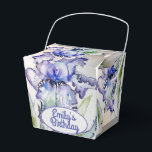 Vacker blå irisblomma födelsedagstårta presentlåda<br><div class="desc">Vackra blå irisblommor bröllop/födelsedag tårta presentlådor,  med helt anpassningsbart namn. Designad utifrån en av mina akvarellmålningar.</div>