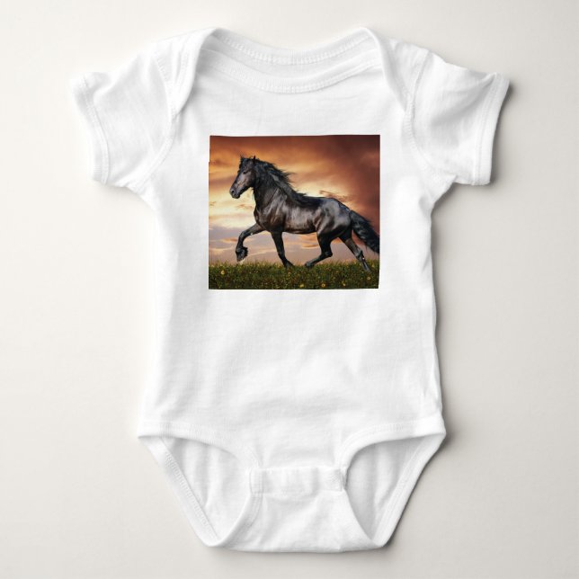 Vacker Black Horse T Shirt (Framsida)