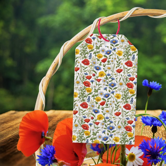 Vacker blommig elegant botanisk vildblomsdesign presentetikett (A pretty gift tag with a pattern of colorful summer wildflowers)