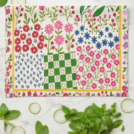 Vacker blommig kökshandduk med små prickar.