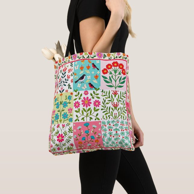 Vacker blommig naturpatchwork-handväskor. tygkasse (Närbild)