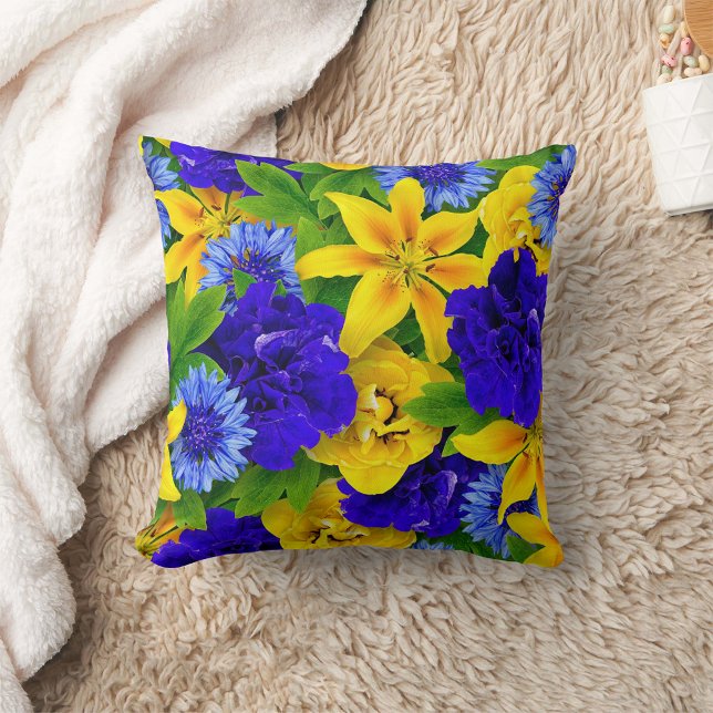 Vacker blomsterdekoration iögonfallande   kudde (Skapare uppladdad)