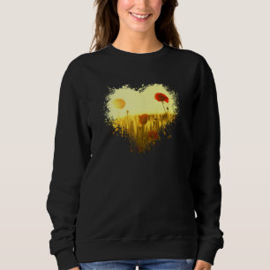 Vacker blomsterfält blommar på sommaren i ljust t shirt
