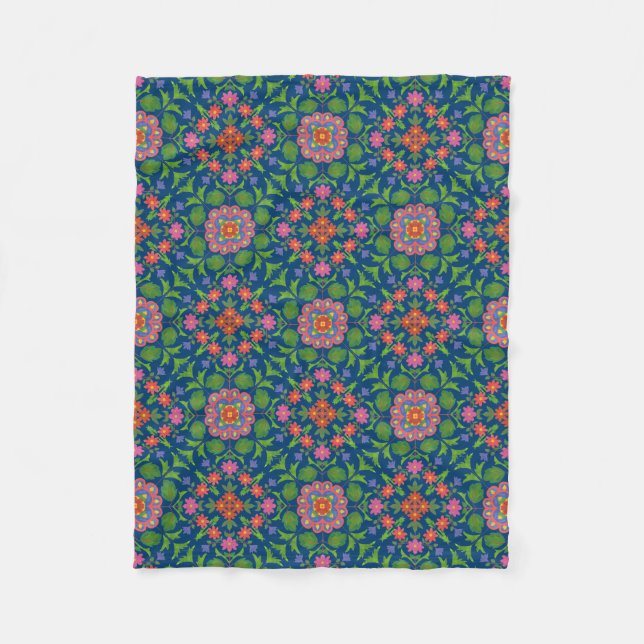 Vacker blomsterliknande rangoli på djupblå filt (Framsidan)
