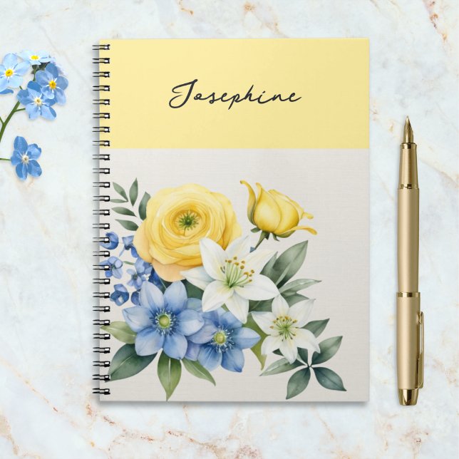 Vacker botanisk akvarellblomma personlig anteckningsbok (A notebook with elegant script name and yellow, blue and white flowers in a watercolor style)