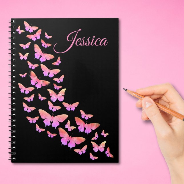 Vacker Butterfly Mönster rosa monogram namn Anteckningsbok (Modern pink and black personalized notebook with elegant typography script)