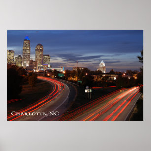 Vacker Charlotte NC Skyline Highway på Dusk Poster