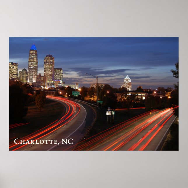 Vacker Charlotte NC Skyline Highway på Dusk Poster (Framsidan)