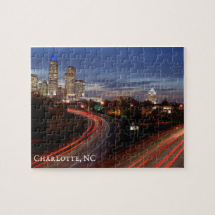 Vacker Charlotte NC Skyline Highway på Dusk Pussel