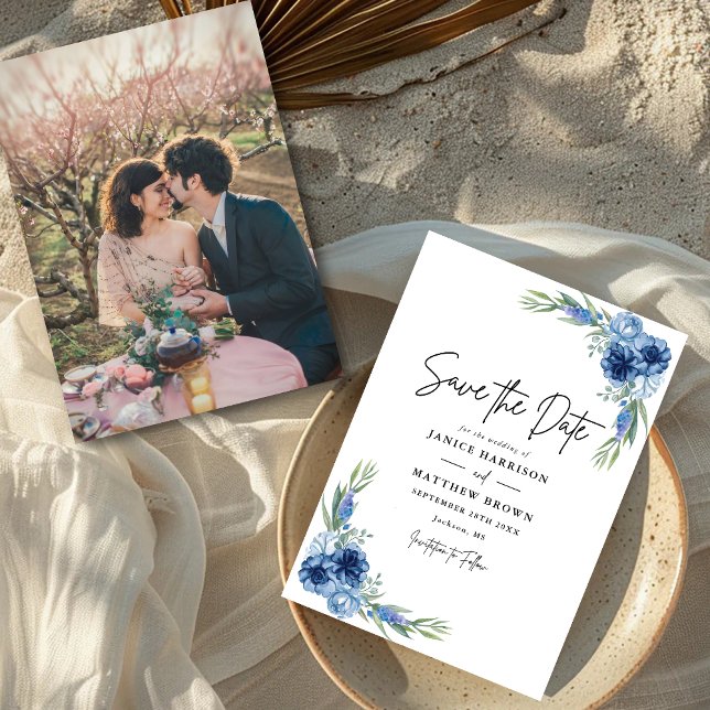 Vacker dammig blå blomfoto bröllop spara datumet (Dusty blue floral photo save the date shares your moment with elegant, personalized charm.)